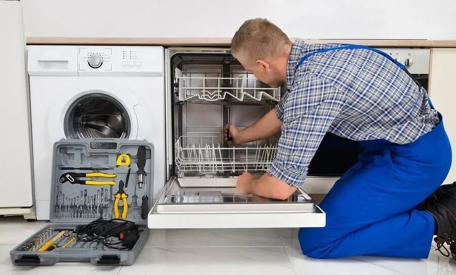 Evren İmmergas servisi teknisyen ekibi beyaz eşya tamiri yaparken